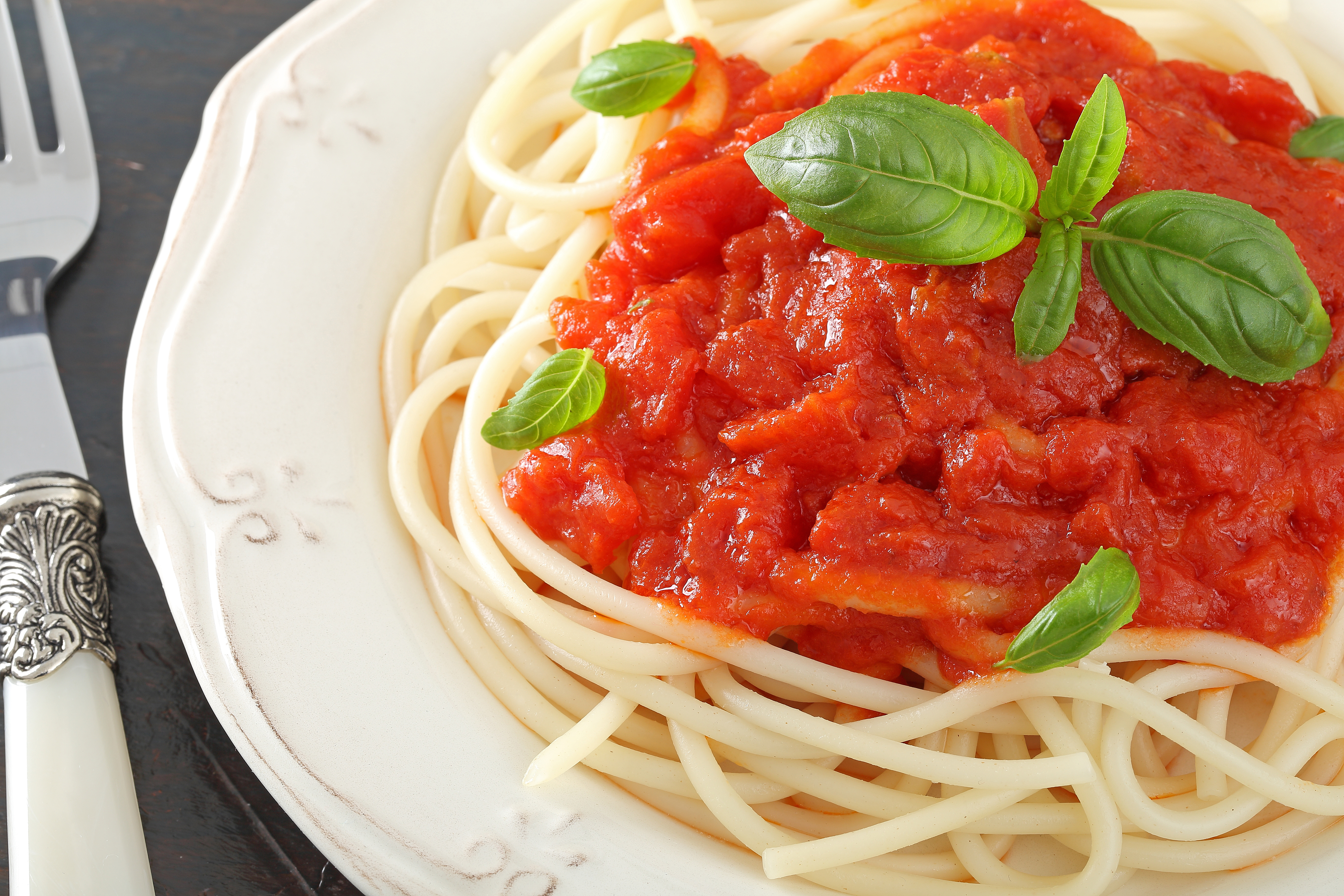 Спагетти болоньезе томатная паста. Паста Аль Помодоро. Спагетти Аль Помодоро. Лингвини Аль Помодоро. Паста с рикоттой и томатным соусом.